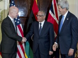 El primer ministro Zeidan (c) dio las gracias a Hague (i) y Kerry (d) por su ''compromiso'' y su ''apoyo continuo al pueblo libio''. AP /