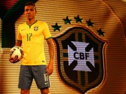 El mediocampista Luiz Gustavo, campeón este año con la verde-amarela de la Copa Confederaciones, fue el encargado de modelar. EFE /