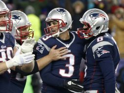 Gostkowski es felicitado por sus compañeros luego de anotar el gol de campo de la victoria. AP /
