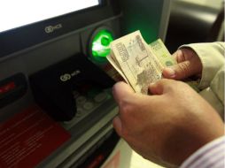 El dinero se va como agua cuando se gasta en cosas innecesarias a veces, como los gastos hormiga. ARCHIVO /