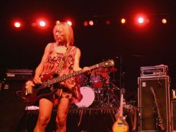 Kim Gordon (I) de Sonic Youth ha sabido permanecer en el gusto del público rockero. ARCHIVO /