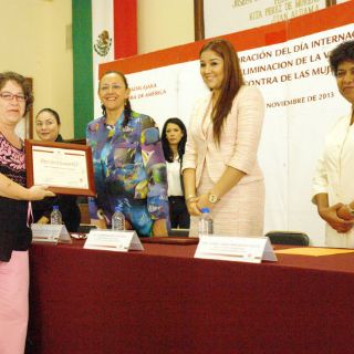Reconocen a mujeres que trabajan para erradicar la violencia