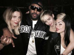 A través de Twitter la cantante compartió una fotografía donde escribió es la 'mejor noche de cumpleaños'. Imagen: @MileyCyrus. ESPECIAL /