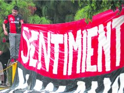 Aficionados rojinegros se dieron cita a las afueras del club para expresar sus dudas y hasta oposición a la venta del equipo.  /