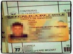 Un hombre toma foto de su credencial electoral y la sube a redes sociales. ESPECIAL /