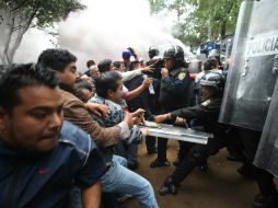 Elementos de seguridad bloquean el paso de los maestros a otras vialidades. ARCHIVO /