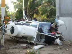 Rescatistas y paramédicos de la Cruz Roja acordonan el lugar del accidente. ARCHIVO /