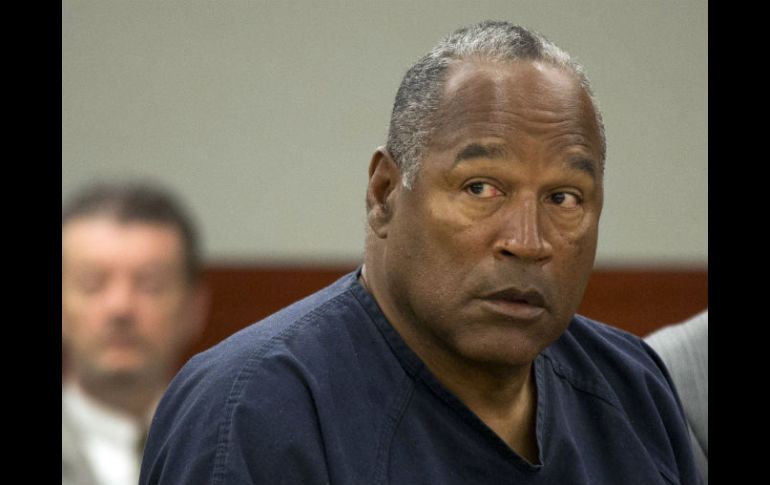 El exjugador de fútbol americano todavía se enfrenta a cuatro cargos por posesión de armas, y a dos cargos por asalto mortal. AP /