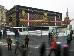 La presencia del baúl  gigante de la marca francesa de lujo Louis Vuittona cerca del Kremlin suscitó numerosas reacciones en contra. AP /