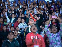 Los asistentes al evento de seguridad miran sorprendidos el helicóptero 'Halcón' sobrevolar sus lugares.FOTO: Facebook  /