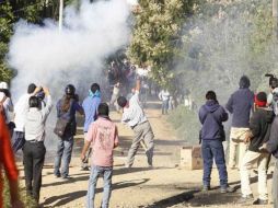 Maestros de la Sección 22 se enfrentan a pobladores para tomar la escuela Hermanos Flores Magón. SUN /