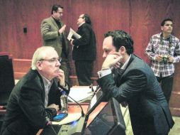 El panista Guillermo Martínez Mora (izquierda) se inconformó porque la sesión plenaria de ayer en el Congreso local inició con retraso.  /