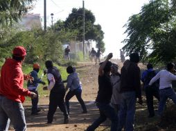 Ayer integrantes de la sección 22 del SNTE se enfrentaron con padres de familia. ARCHIVO /
