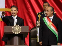 El Presidente Enrique Peña Nieto, toma protesta ante el pleno de la Cámara de Representantes junto a su antecesor, Felipe Calderón. ARCHIVO /