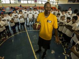 Jerry Reynolds da instrucciones a los pequeños asistentes a las clínicas de basquetbol.  /