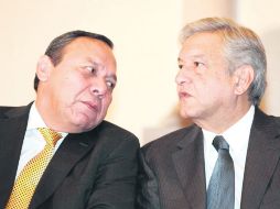 Jesús Zambrano dialoga con Andrés Manuel López Obrador. El líder cuestiona la ''recomposición'' del Pacto de Enrique Peña Nieto. NTX /