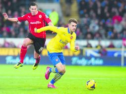 galés del Arsenal, Aaron Ramsey, conduce el balón ante el equipo que lo vio nacer como futbolista. AFP /