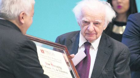 Bonnefoy comenzó a amar la literatura leyendo en la biblioteca de su abuelo, hoy es uno de los poetas más relevantes en lengua francesa  /