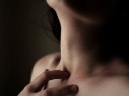 Es importante prestar atención a cualquier abultamiento en el cuello para detectar el bocio. ESPECIAL /