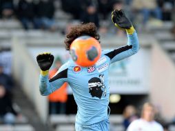 El arquero tapatío no pudo evitar la goleada en esta fecha de la Liga 1. AFP /