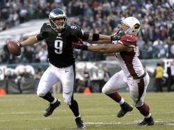 Nick Foles (9) sigue sin cometer errores y liderando a las Águilas hacia la victoria. AP /