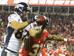 Eric Decker fue la figura con cuatro pases de anotación en el juego. EFE /