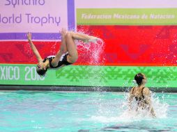El equipo mexicano ejecuta su rutina durante la cuarta y última prueba del Trofeo Mundial de Nado Sincronizado.  /
