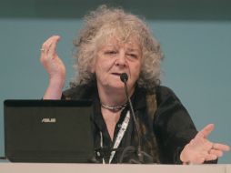 Comparte ante decenas de personas que se dieron cita en el auditorio Juan Rulfo del encuentro literario.  /