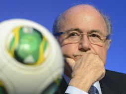 Joseph Blatter confirma que el calendario se quedará tal y como estaba previsto. EFE /