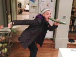 La intérprete irlandesa comparte en su red social unas imágenes en las que simulaba poses sexuales con pepinos. ESPECIAL /