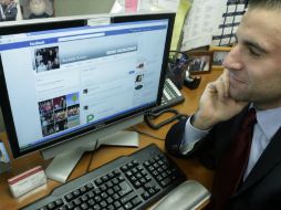 Facebook ya permitía a los usuarios esconder todas las publicaciones de una persona. ARCHIVO /