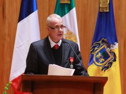 Raúl Padilla recibe la condecoración en el Paraninfo de la Universidad de Guadalajara.  /