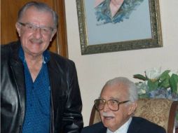 El ex mandatario (D) fijó su atención en temas de agricultura. Aquí con su hijo, Braulio Fernández, tomada de Twitter @brauliomfdz. ESPECIAL /