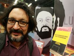 Amara presume su publicación, donde la narrativa y la ficción son vehículos del pensamiento, como describe.  /