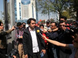 Militantes de Morena se manifiestan a las afueras del Senado encabezados por Andrés Manuel López Beltrán. SUN /