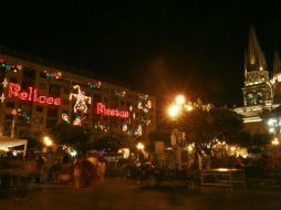 Desde hace 55 años, el tradicional ornato navideño ha sido colocado en el primer cuadro de la ciudad. ARCHIVO /