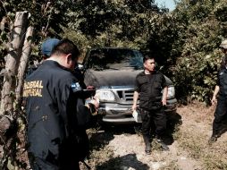 Elementos de la policía estatal inspeccionan el sitio donde fueron encontrados los cadáveres de la familia. EFE /