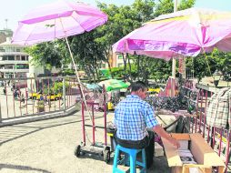 San Juan de Dios. En el puente que se ubica justo frente al Mercado Libertad se mantiene la presencia de comerciantes ambulantes.  /