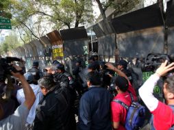 Tres vallas de alta resistencia colocadas en las inmediaciones del Senado fueron derribadas, luego de unos minutos, la calma volvió. SUN /