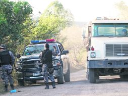 Estatales. Retén instalado para evitar el paso hacia la zona de la exhumación.  /