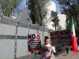 Las manifestaciones contra la reforma energética en la sede del Senado continúan, mientras el debate se da adentro. SUN /
