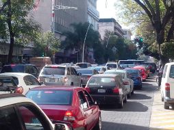 Hoy se registró caos vial en el Centro de Guadalajara a causa de la manifestación de ambulantes.  /