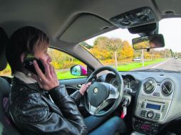 Ya sea con el teléfono o usando el “manos libres”, realizar una llamada cuando se conduce un auto crea una distracción en sí.  /