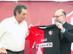 Gustavo Guzmán, presidente de Deportes de Grupo Salinas y del Atlas, le entrega el uniforme del equipo a Tomás Boy.  /
