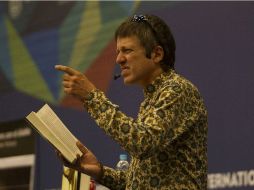 El entusiasmo de Xavier Velasco al leer su obra contagió a los jóvenes que lo escucharon.  /