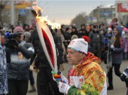 El relevista olímpico de más edad de la historia recorrió 200 metros por las calles de la ciudad. AP /