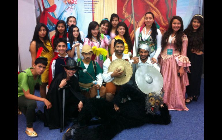 Desde quien ama las historias fantásticas, hasta unos que no leen ‘ni de broma’, los jóvenes no faltaron este año en la Feria.  /