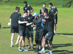 El seleccionado chileno, al centro, fue puesto transferible porque llegaron buenas ofertas por él.  /