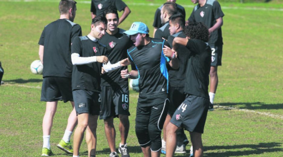 El seleccionado chileno, al centro, fue puesto transferible porque llegaron buenas ofertas por él.  /