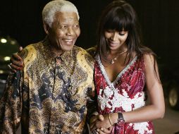 'Nelson Mandela se ha destacado como figura de fuerza, esperanza, libertad', publica la modelo. ESPECIAL /